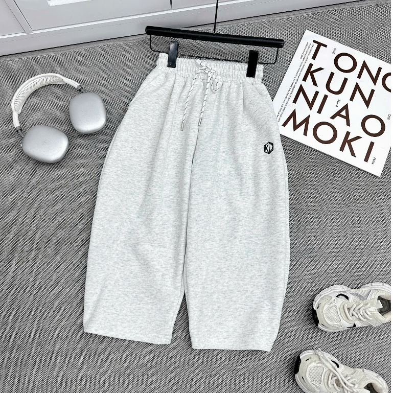 Quần nỉ cho bé trai IN KD, chất nỉ 2 DA, mềm mịn, không bai xù, DÁNG SUÔNG, NHÚM 2 BÊN, FORM RỘNG, Size từ 20-60kg