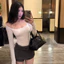 Áo hai dây lệch vai có mút ngực, phong cách “pure & sexy”, tay dàii as