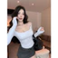 Áo hai dây lệch vai có mút ngực, phong cách “pure & sexy”, tay dàii as