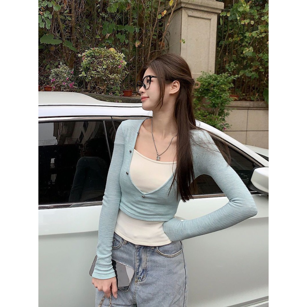 Áo len nữ giả hai lớp phối màu, dáng ngắn ôm body, phong cách chic mùa xuân