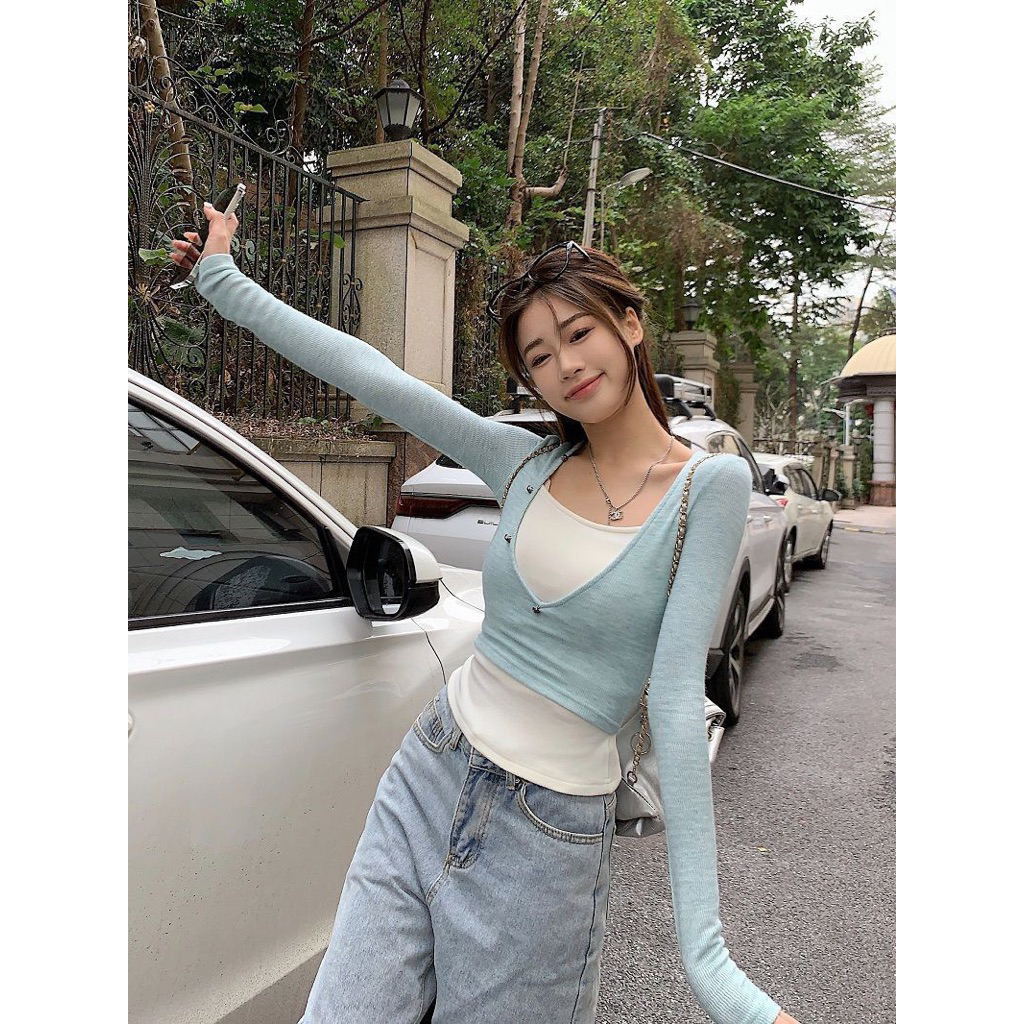 Áo len nữ giả hai lớp phối màu, dáng ngắn ôm body, phong cách chic mùa xuân