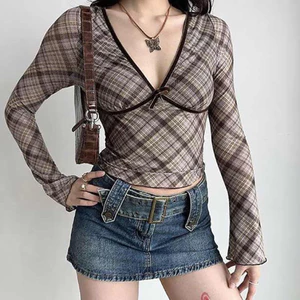 Áo thun nữ cổ V caro, ôm dáng tôn dáng, phong cách gợi cảm – thanh lịch