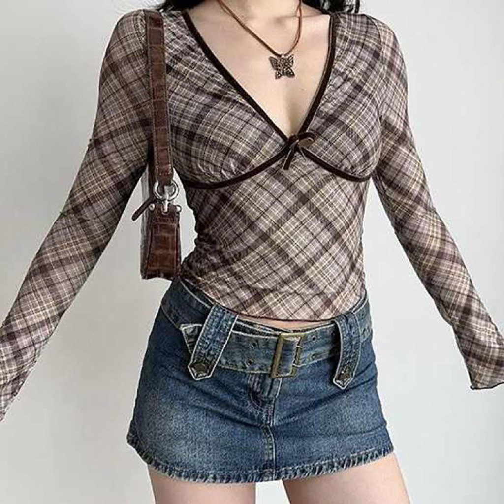 Áo thun nữ cổ V caro, ôm dáng tôn dáng, phong cách gợi cảm – thanh lịch