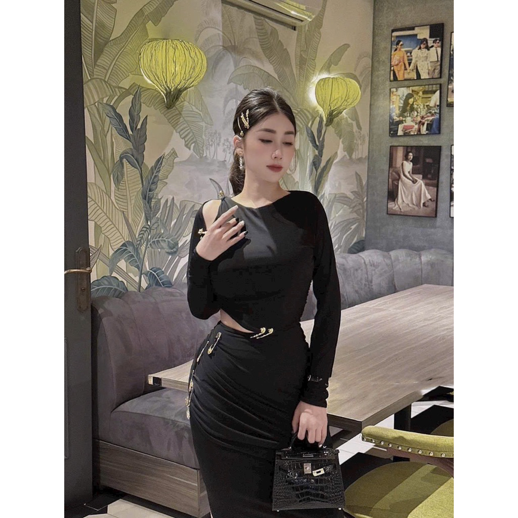 Đầm body tay dài ghim băng Versace