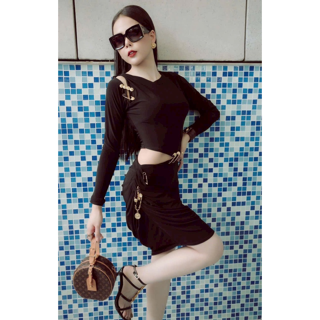 Đầm body tay dài ghim băng Versace
