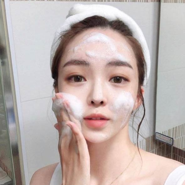 Sữa Rửa Mặt Dưỡng Ẩm Và Sạch Sâu Chiết Xuất Hạt Ý Dĩ Hatomugi Facial Foam 170G