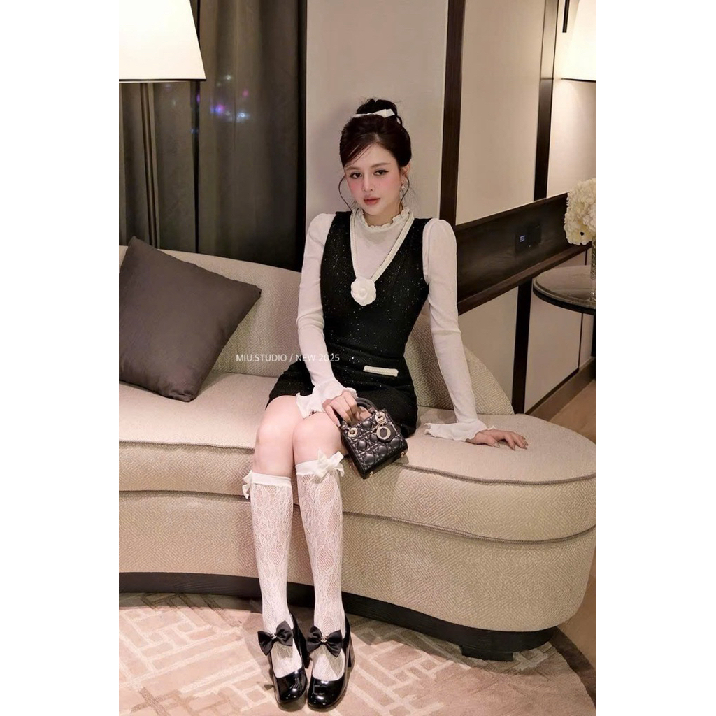 Set váy yếm dạ kim sa blinh dáng ngắn cổ V viền ngọc đính hoa trà kèm áo thun giấy viền bèo style tiểu thư sang chảnh