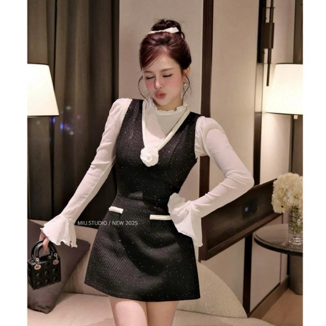 Set váy yếm dạ kim sa blinh dáng ngắn cổ V viền ngọc đính hoa trà kèm áo thun giấy viền bèo style tiểu thư sang chảnh