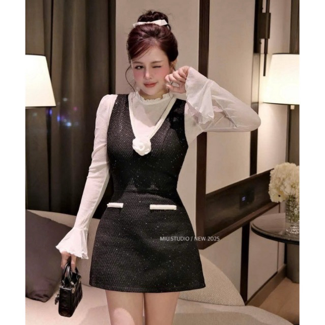 Set váy yếm dạ kim sa blinh dáng ngắn cổ V viền ngọc đính hoa trà kèm áo thun giấy viền bèo style tiểu thư sang chảnh