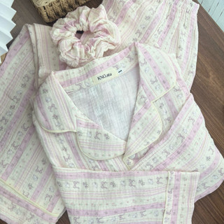 Đồ ngủ nữ tay dài quần dài – Pyjama vải xô muslin cổ V họa tiết | KNG.studio (Tặng kèm dây buộc tóc scrunchies)