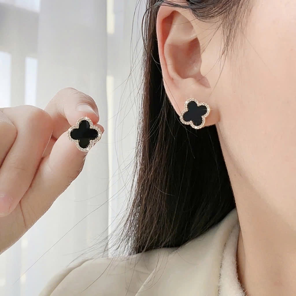 Bông tai nữ cỏ bốn lá đính đá sang trọng đen trắng đỏ. Hoa tai đính pha lê Zirconia - HoLie