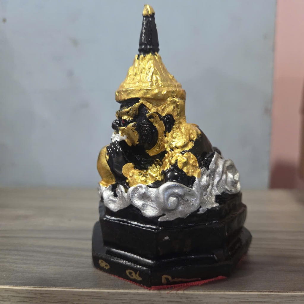 Vật Phẩm Trang Trí Xe Hơi Mẫu Rahu Màu Đen Vàng Tinh Xảo - Phụ Kiện Mang Theo Tiện Lợi 5x9cm