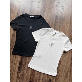 Áo Baby Tee tay ngắn thêu logo chất thun gân