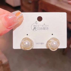 Bông tai đính đá và ngọc trai nhân tạo phong cách Hàn Quốc hot trend dễ phối đồ