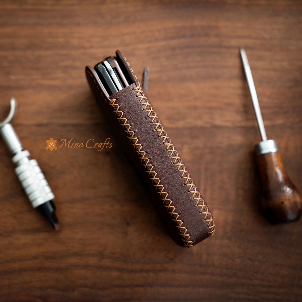Mino Crafts - Bao da điện thoại N0kia 6700, 8800 - Khắc hình Thìn (Rồng) - Da bò thật - Màu nâu