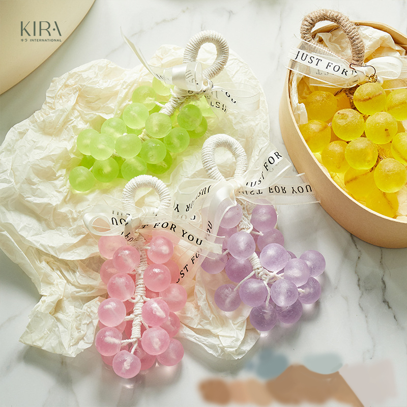 Xà phòng chùm nho pha lê 250g với hương hoa cỏ sang trọng, vừa giúp dưỡng ẩm mềm da, vừa là món quà độc đáo.