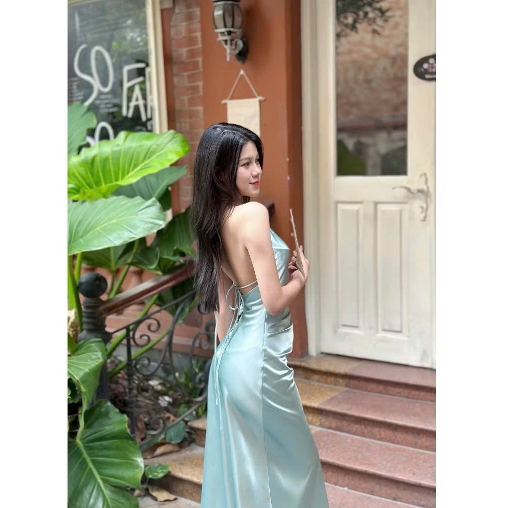 Đầm Lụa Hở Lưng Nút Bọc Xếp Ly Eo – Thanh Lịch, Gợi Cảm Và Tinh Tế Chuẩn Nàng Thơ