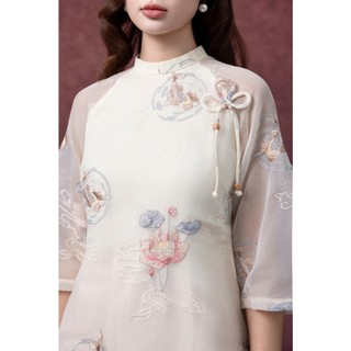 SWANLAKE | Áo Dài Cách Tân Nữ Phom Suông Tà Kép Cổ Trụ Chất Vải Tơ Ép Thêu Hoa Tay Lỡ L13254