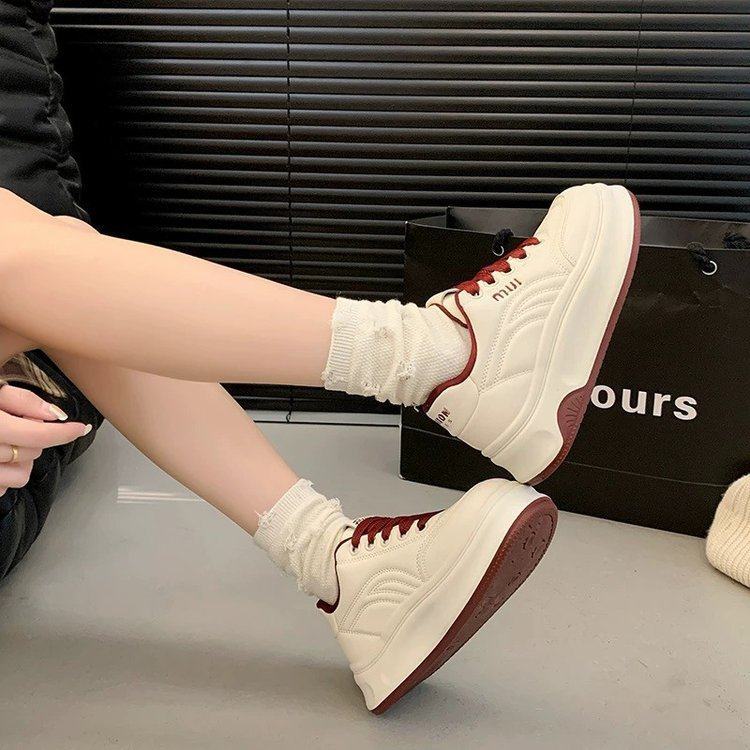 Giày Sneaker Nữ Đế Dày Trắng Kem Phối Đỏ Rượu – Dây Bản To, Tăng Chiều Cao