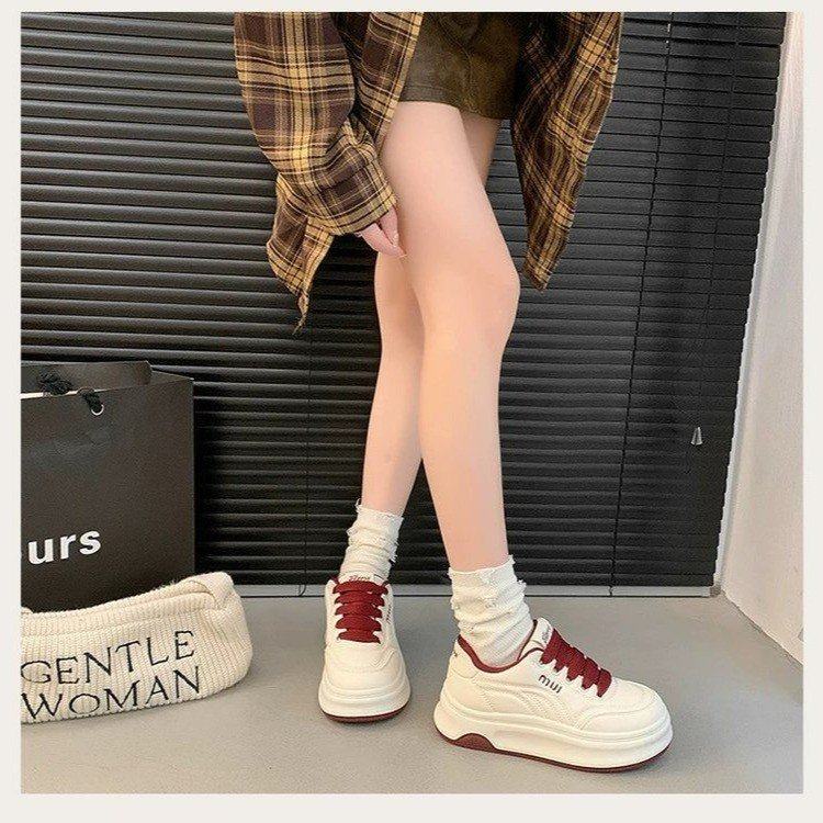 Giày Sneaker Nữ Đế Dày Trắng Kem Phối Đỏ Rượu – Dây Bản To, Tăng Chiều Cao