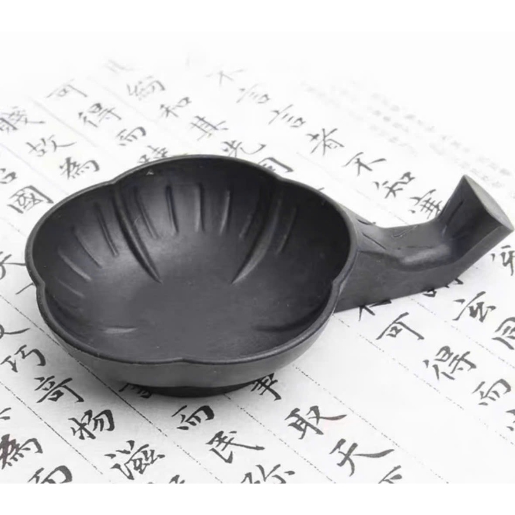 Muỗng đựng mực rẻ, muỗng đựng mực nhựa hình hoa mai vừa đựng mực làm gác bút