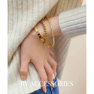 Vòng tay nữ unisex titan trơn form oval bề mặt kẻ sọc ô vuông mạ vàng 18K không gỉ có khoá mở CF32 BY ACCESSORIES