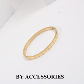 Vòng tay nữ unisex titan trơn form oval bề mặt kẻ sọc ô vuông mạ vàng 18K không gỉ có khoá mở CF32 BY ACCESSORIES