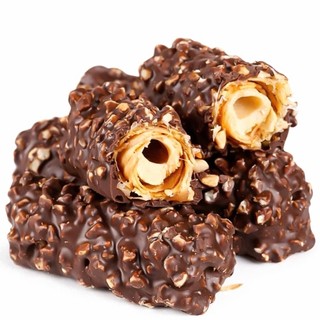 Gery Crunch Roll – Bánh xốp cuộn phủ socola giòn rụm.Phủ socola + hạt giòn nên ăn đã miệng, không ngán