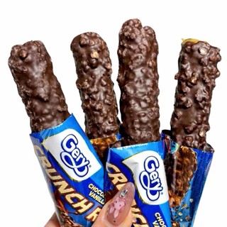 Gery Crunch Roll – Bánh xốp cuộn phủ socola giòn rụm.Phủ socola + hạt giòn nên ăn đã miệng, không ngán