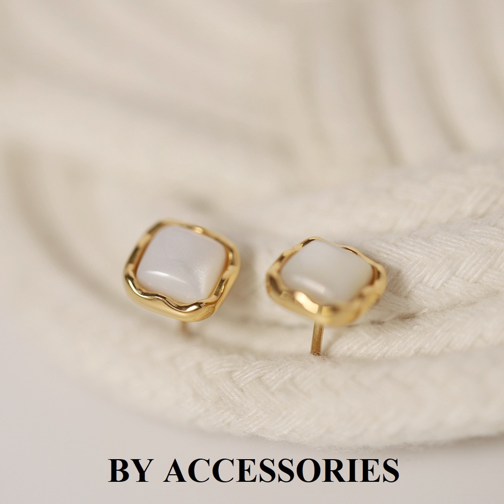 Bông tai nữ titan hình vuông nhỏ xinh khảm xà cừ trắng vỏ sò tự nhiên mạ vàng không gỉ WE2559 BY ACCESSORIES