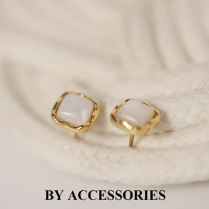 Bông tai nữ titan hình vuông nhỏ xinh khảm xà cừ trắng vỏ sò tự nhiên mạ vàng không gỉ WE2559 BY ACCESSORIES