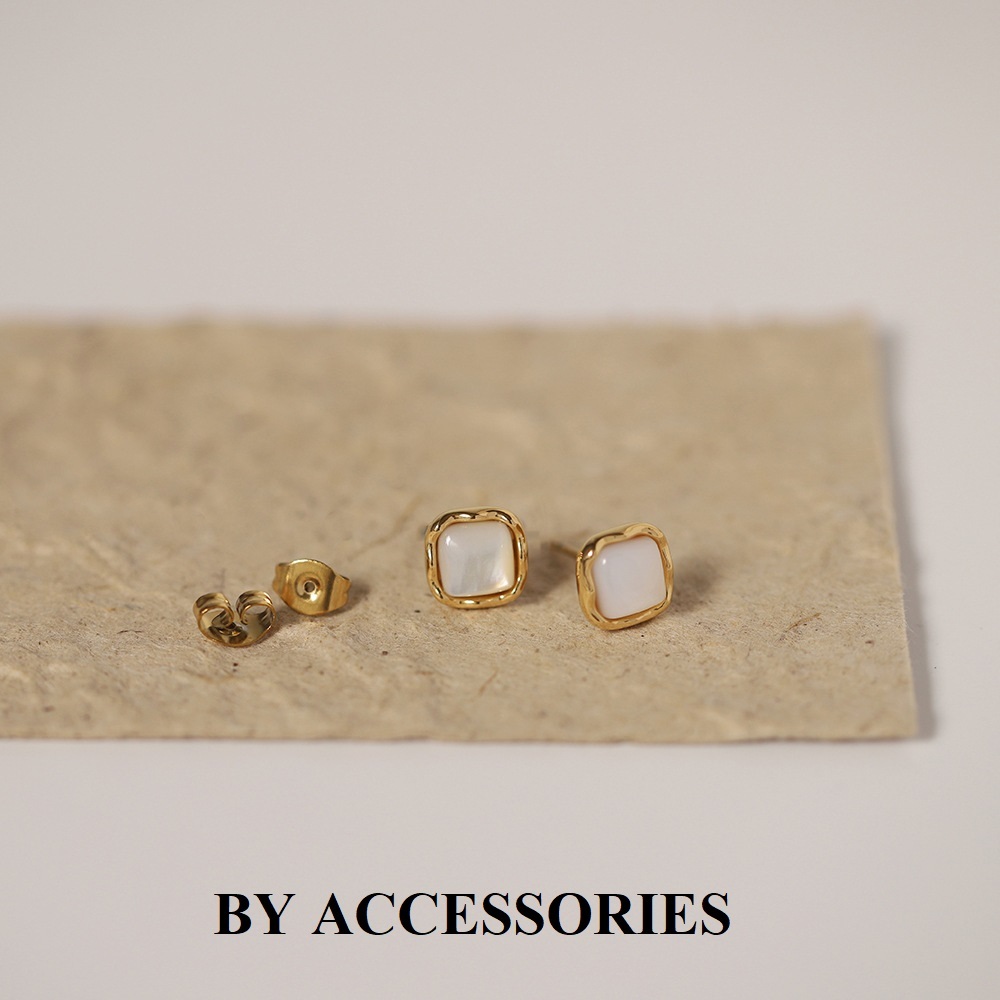 Bông tai nữ titan hình vuông nhỏ xinh khảm xà cừ trắng vỏ sò tự nhiên mạ vàng không gỉ WE2559 BY ACCESSORIES