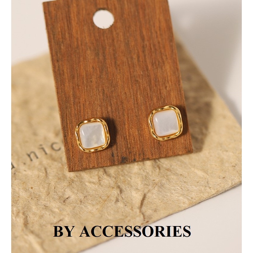 Bông tai nữ titan hình vuông nhỏ xinh khảm xà cừ trắng vỏ sò tự nhiên mạ vàng không gỉ WE2559 BY ACCESSORIES