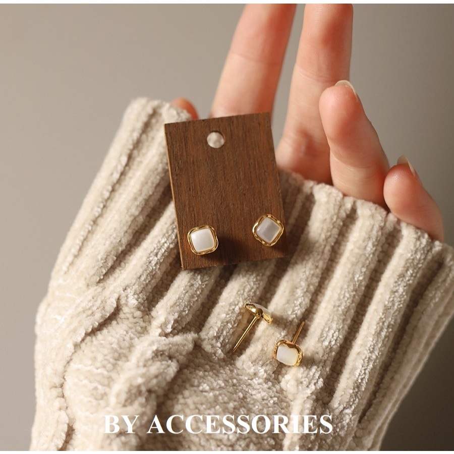 Bông tai nữ titan hình vuông nhỏ xinh khảm xà cừ trắng vỏ sò tự nhiên mạ vàng không gỉ WE2559 BY ACCESSORIES
