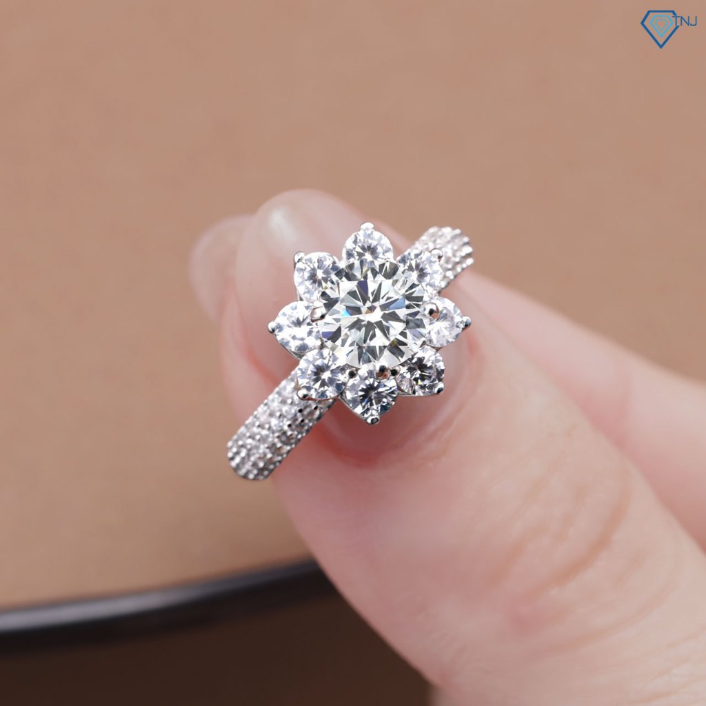 Nhẫn bạc nữ đính Moissanite 6.5ly xi kim kiểm định GRA mặt bông hoa 8 cánh tinh tế, sang trọng NNM0004 - Trang Sức TNJ