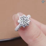 Nhẫn bạc nữ đính Moissanite 6.5ly xi kim kèm thẻ tra cứu mặt bông hoa 8 cánh tinh tế, sang trọng NNM0004 - Trang Sức TNJ — ảnh 3