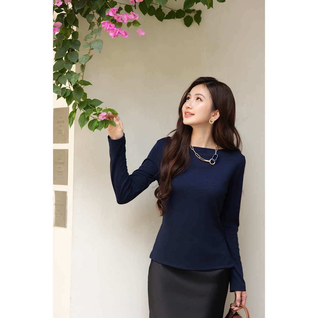 Áo Thun Kiểu Form Slim GUMAC Cổ Thuyền Có Độ Rộng Nhẹ Tay Dài Và Cửa Tay Hơi Loe ATF12029