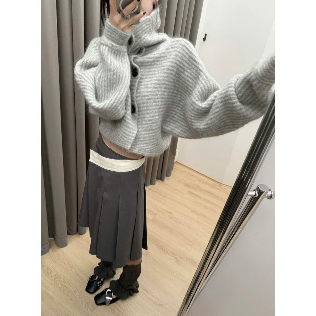 (sẵn)Áo len dáng croptop rộng kẻ ngang khuy to màu xanh và ghi cổ ống đứng AL006 - Tiktik