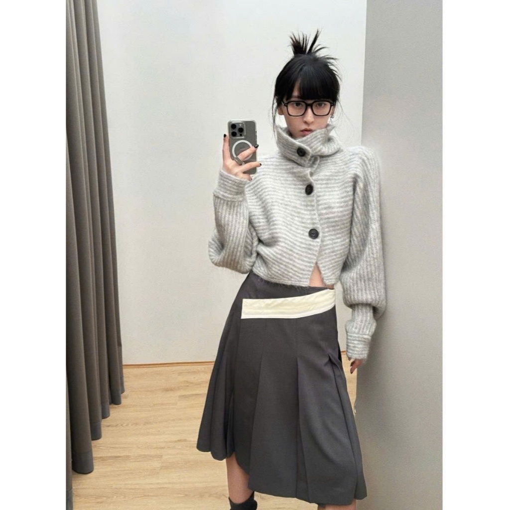 (sẵn)Áo len dáng croptop rộng kẻ ngang khuy to màu xanh và ghi cổ ống đứng AL006 - Tiktik