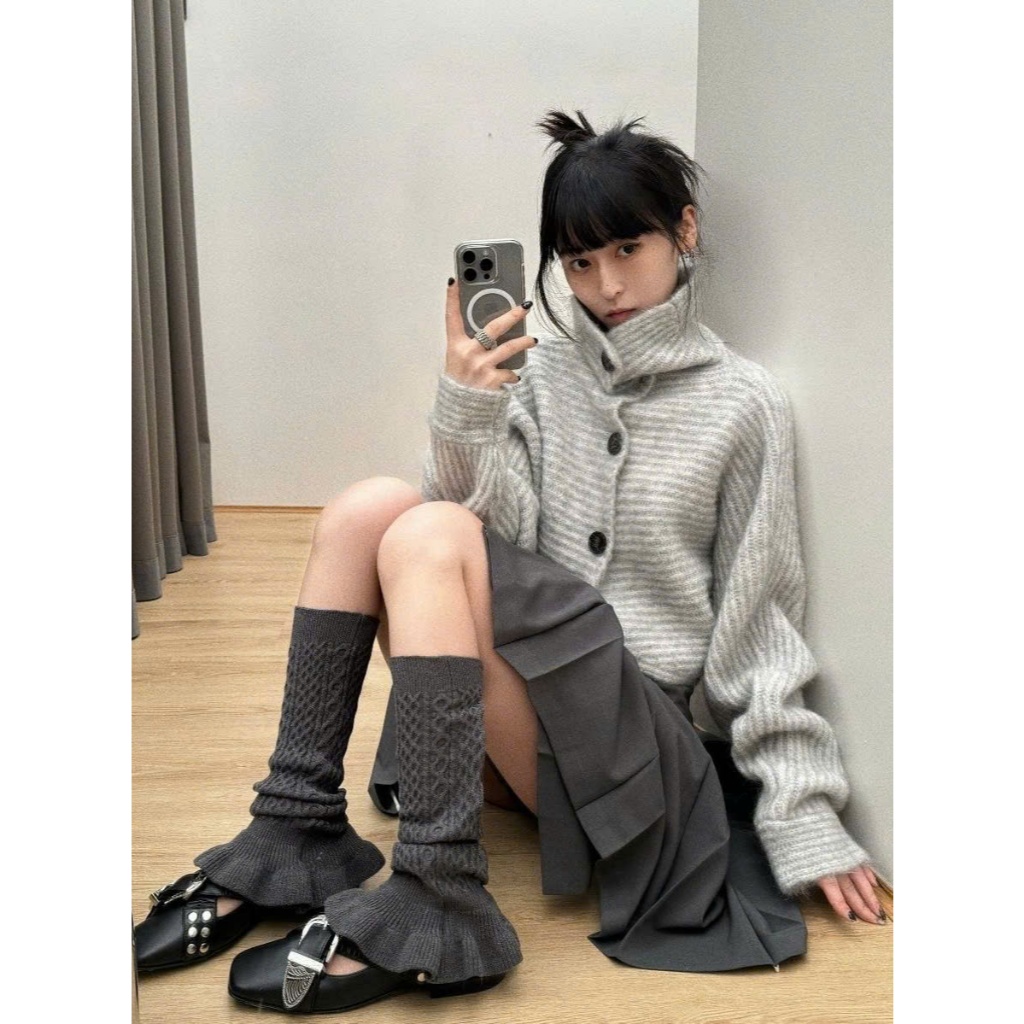 (sẵn)Áo len dáng croptop rộng kẻ ngang khuy to màu xanh và ghi cổ ống đứng AL006 - Tiktik