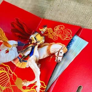 Thiệp Lì Xì 3D Bính Ngọ 2026 "Chiến Mã Khải Hoàn" Chuyển Động Bìa 3 Cánh Size 19x10cm - TAYTA