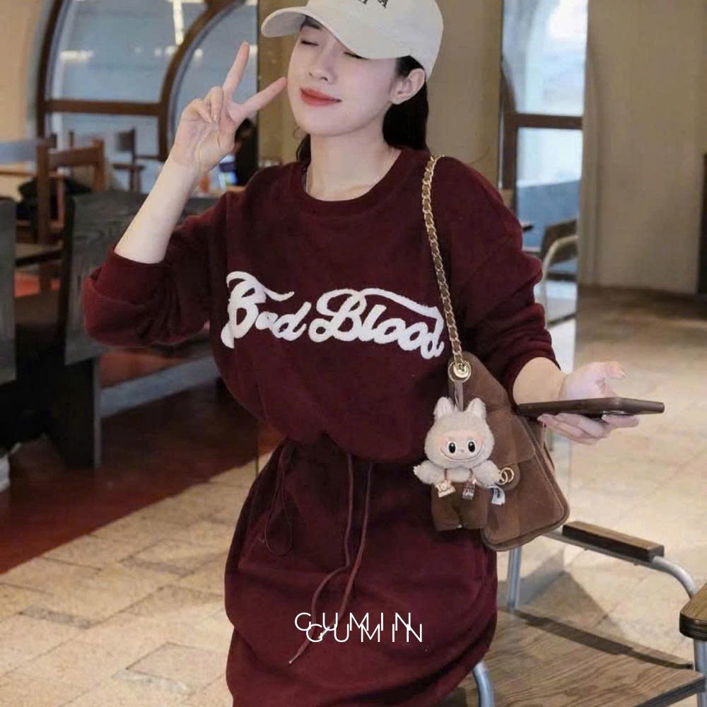 Set bộ áo váy GUMIN thiết kế áo nỉ thêu chữ nổi kèm chân váy midi dáng dài có dây rút eo sang chảnh thanh lịch