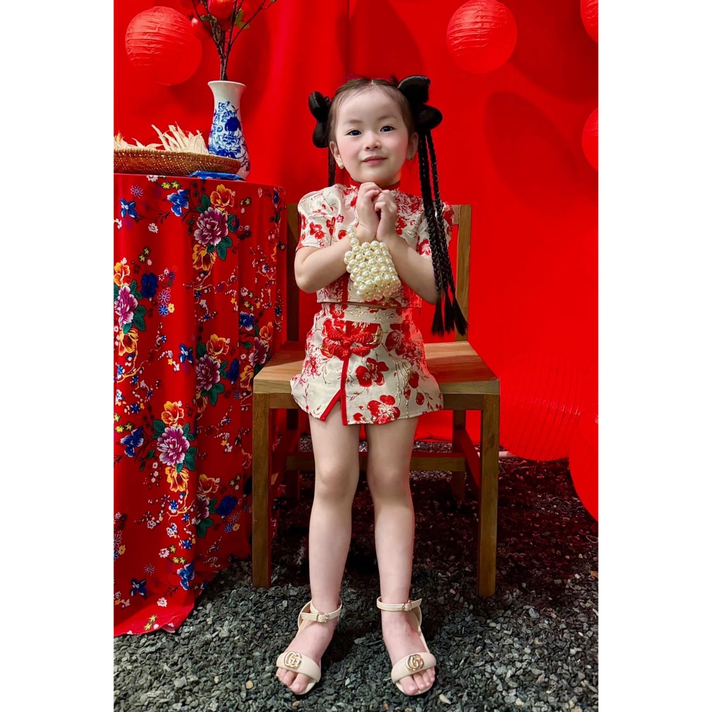 Set đồ bé gái áo ngắn tay phối váy họa tiết hoa đỏ form xinh phù hợp bé mặc dịp lễ tết , sét đồ đôi mẹ bé