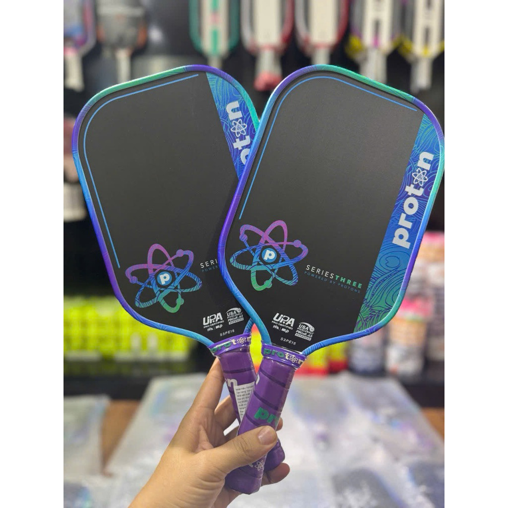 Review Vợt Pickleball Proton Series Three Peacock: Giá 7.3 Triệu, Có Tốt Không?