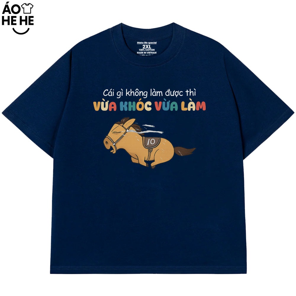 Áo Thun In Chữ Hài Hước Vừa Làm Vừa Khóc Câu Nói Text Văn Phòng Công Sở Form Rộng Cotton 230gsm