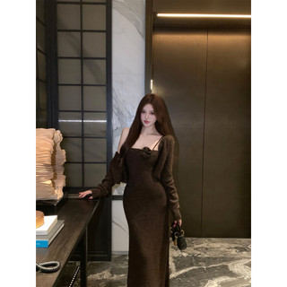 Set áo len cardigan dáng ngắn kết hợp váy hai dây dáng dài phong cách sang chảnh