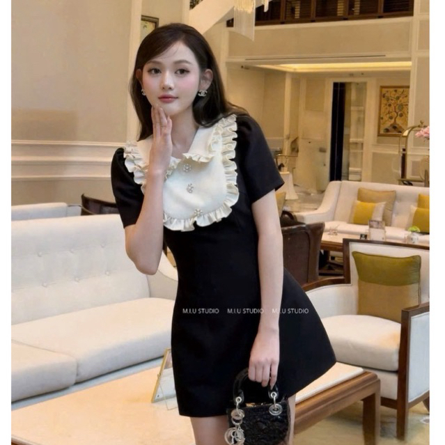MIU.STUDIO • Váy nữ cộc tay phối cổ bẻ viền bèo đính cúc ngọc sang chảnh , Đầm thiết kế dáng ngắn tiểu thư thanh lịch