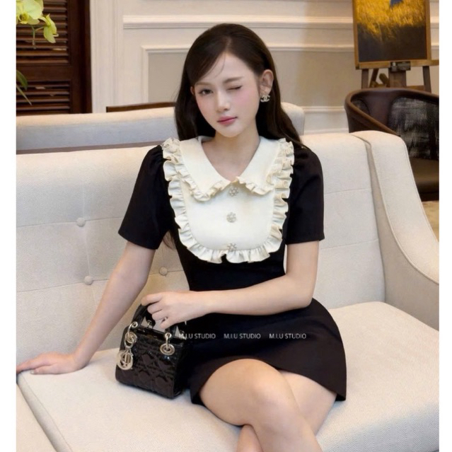 MIU.STUDIO • Váy nữ cộc tay phối cổ bẻ viền bèo đính cúc ngọc sang chảnh , Đầm thiết kế dáng ngắn tiểu thư thanh lịch