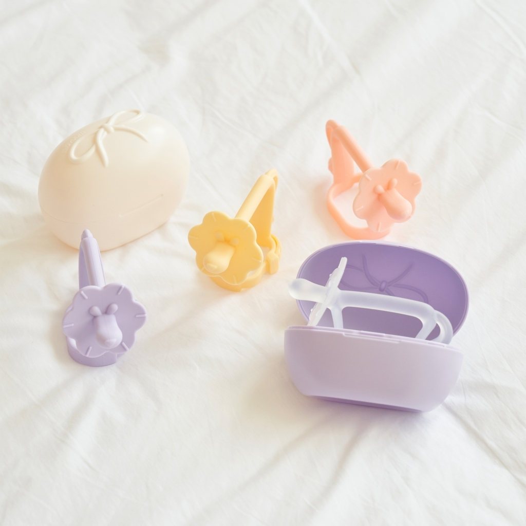 [kèm hộp đựng] Gặm Nướu Moyuum Hình Sư Tử Cho Bé – Silicone An Toàn, Dễ Cầm dành cho bé từ 3M+
