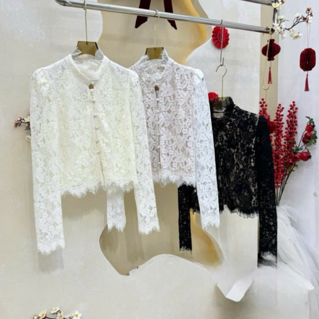 “Dora Top” Áo ren hoa cổ tàu tay bồng đính khuy ngọc cao cấp,Áo thiết kế kiểu nữ dáng ngắn tiểu thư đi chơi đi tiệc
